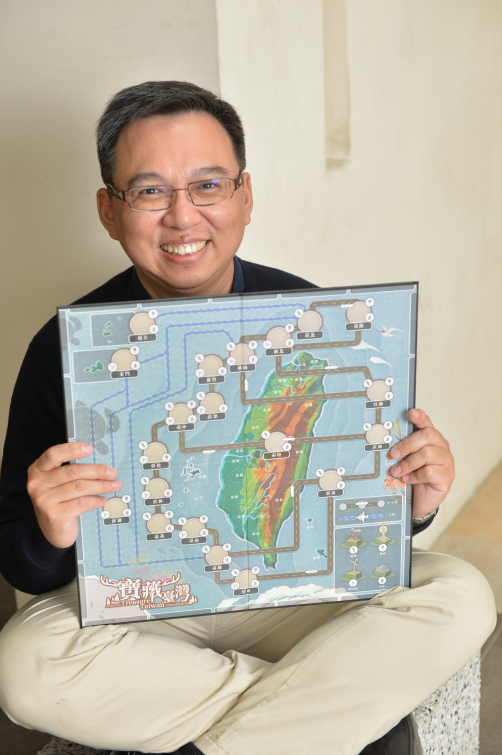 侯惠澤展示「寶藏台灣」的地圖